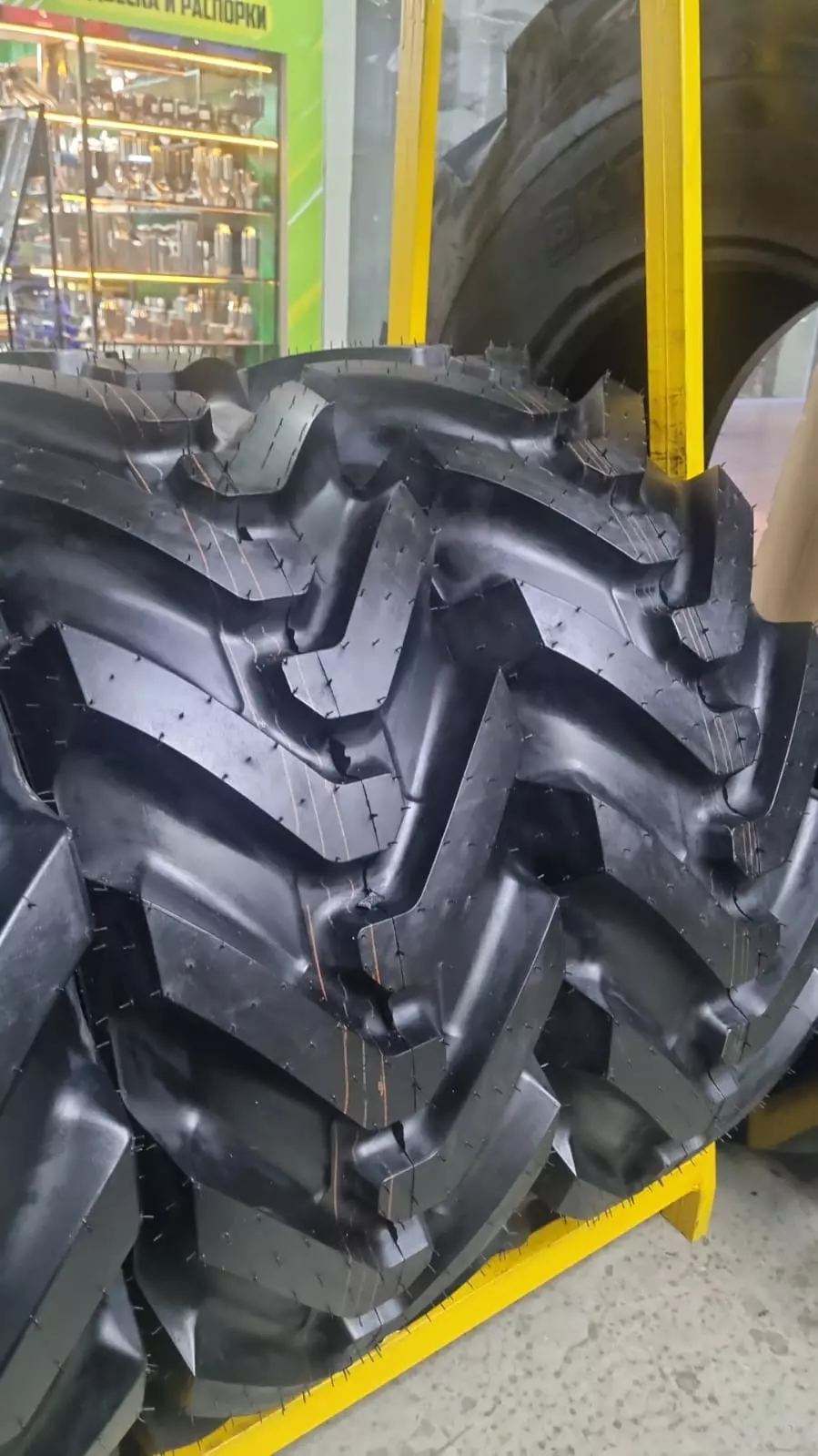 Шина пневматическая 340/80-18 (12.5-18, 12.5/80-18) BKT CON STAR IND 143A8 TL
