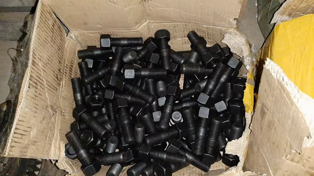 Шпилька буксы центральная на карьерный самосвал HOWO ZZ5707 WG9770520227 Код: WG9770520227
