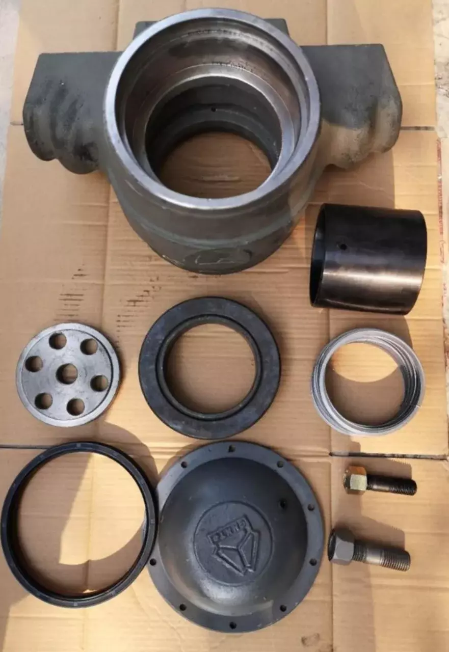 Шпилька буксы центральная на карьерный самосвал HOWO ZZ5707 WG9770520227 Код: WG9770520227