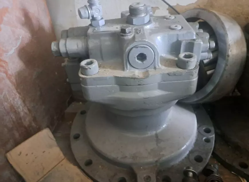Гидравлический мотор поворота 4637117 Hitachi ZX850.