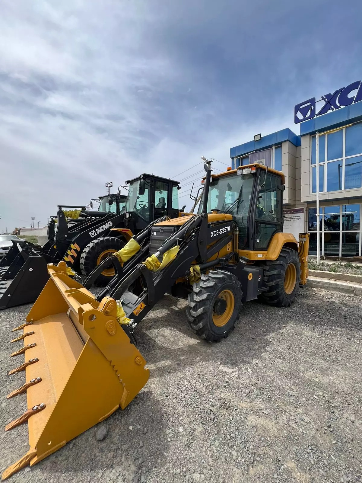 XCMG XC8-S2570, Экскаваторы-погрузчики