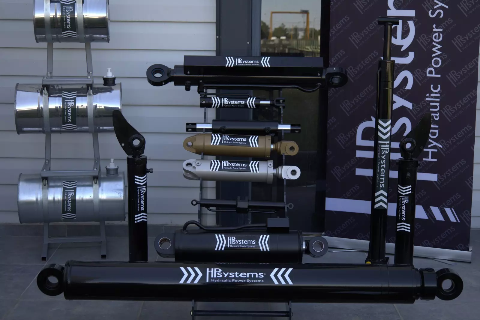 HPSYSTEMS HYDRAULIC POWER SYSTEMS специализируется на индивидуальном производстве высококачественных гидравлических и телескопических цилиндров.