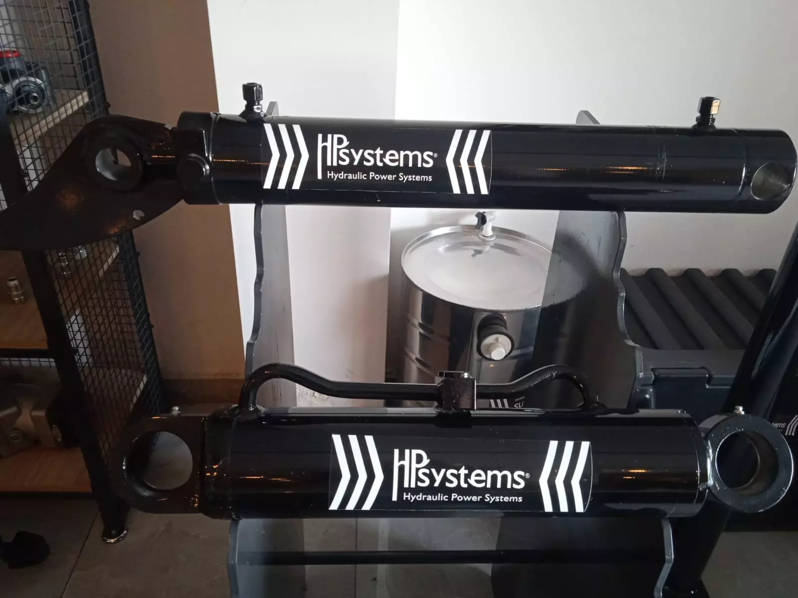 HPSYSTEMS HYDRAULIC POWER SYSTEMS специализируется на индивидуальном производстве высококачественных гидравлических и телескопических цилиндров.