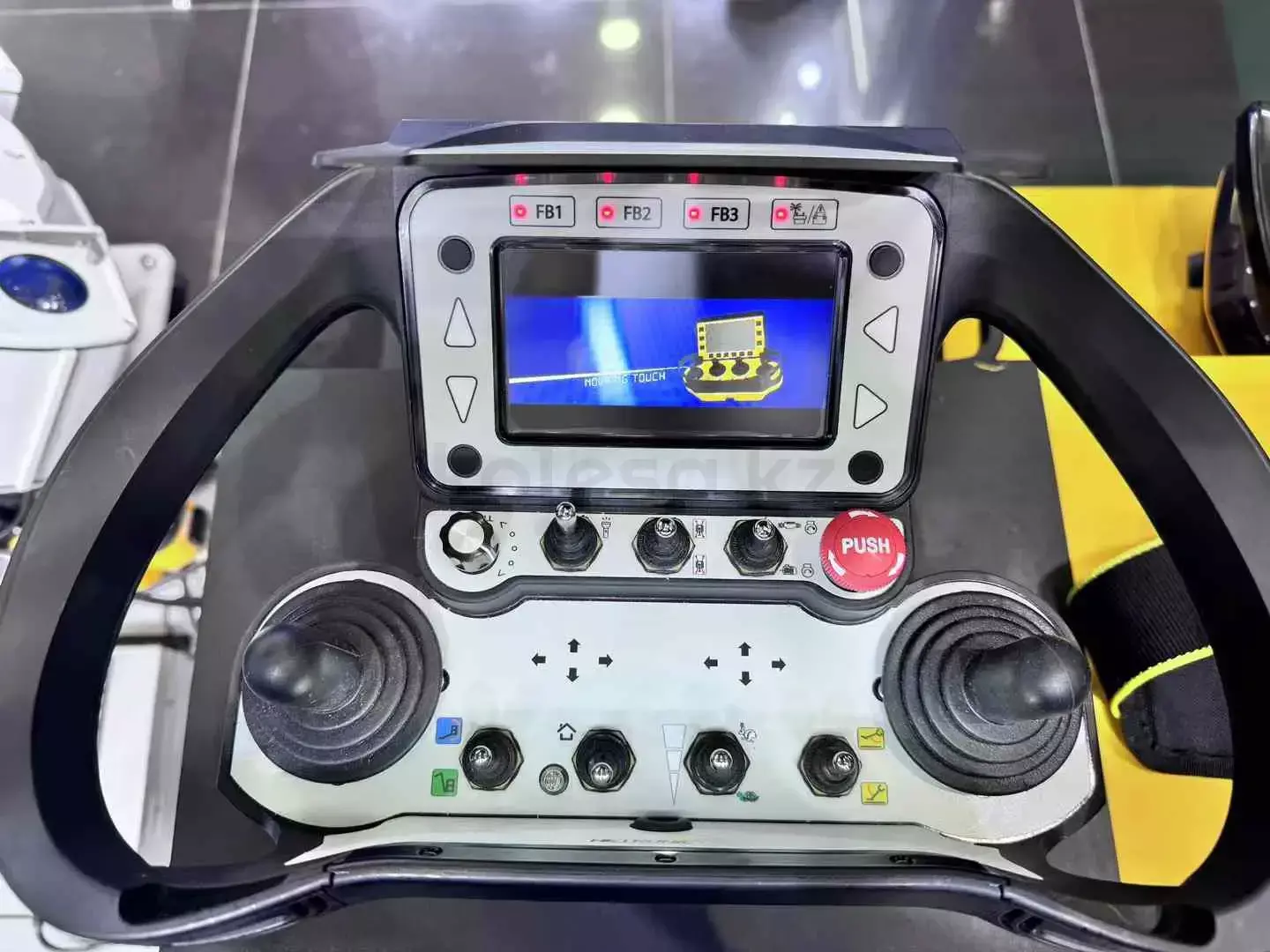 Промышленный пульт Hetronic NOVA M PROP 4K с четырьмя пропорциональными рычагами