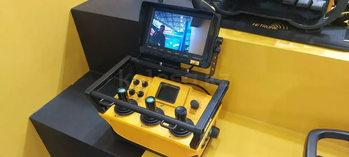 Промышленный пульт дистанционного управления Hetronic NOVA M PROP 4K с четырьмя пропорциональными рычагами