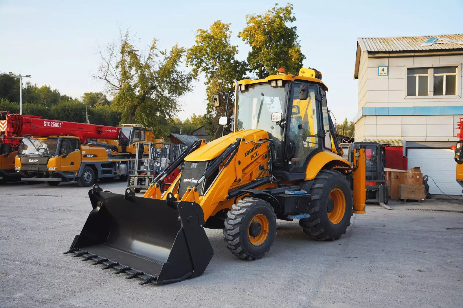 Lonking CDM83C, Экскаваторы-погрузчики