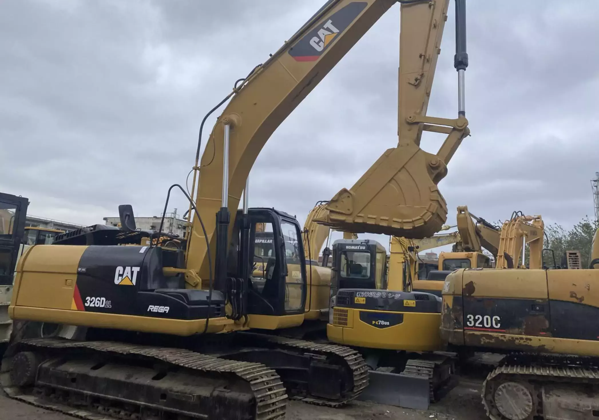 Caterpillar 330L, Гусеничные экскаваторы