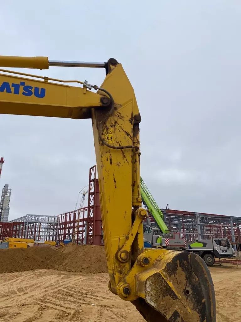 Komatsu PC300-8, Гусеничные экскаваторы