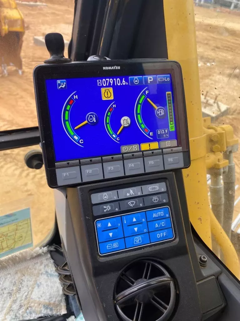Komatsu PC300-8, Гусеничные экскаваторы