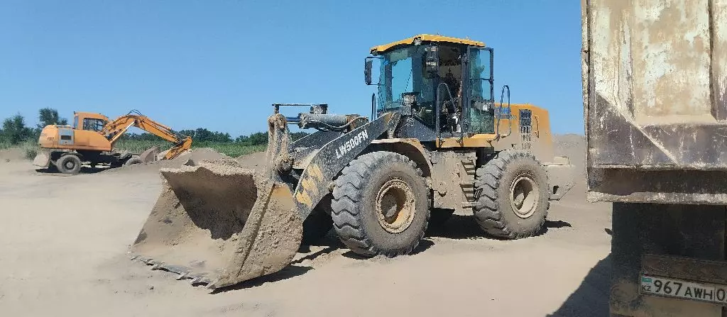 Фронтальные погрузчики,Экскаваторы-погрузчики,Мини-тракторы,Тракторы-газонокосилки,Тракторные полуприцепы,КУНы (погрузчики навесные),Ковши