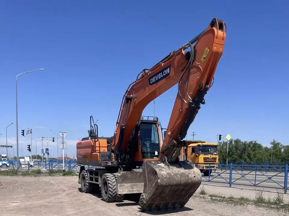 DOOSAN / DEVELON