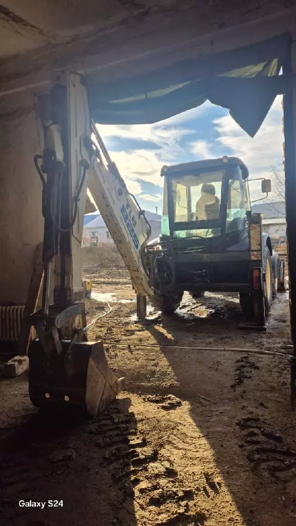 RM-Terex TLB 825, Экскаваторы-погрузчики