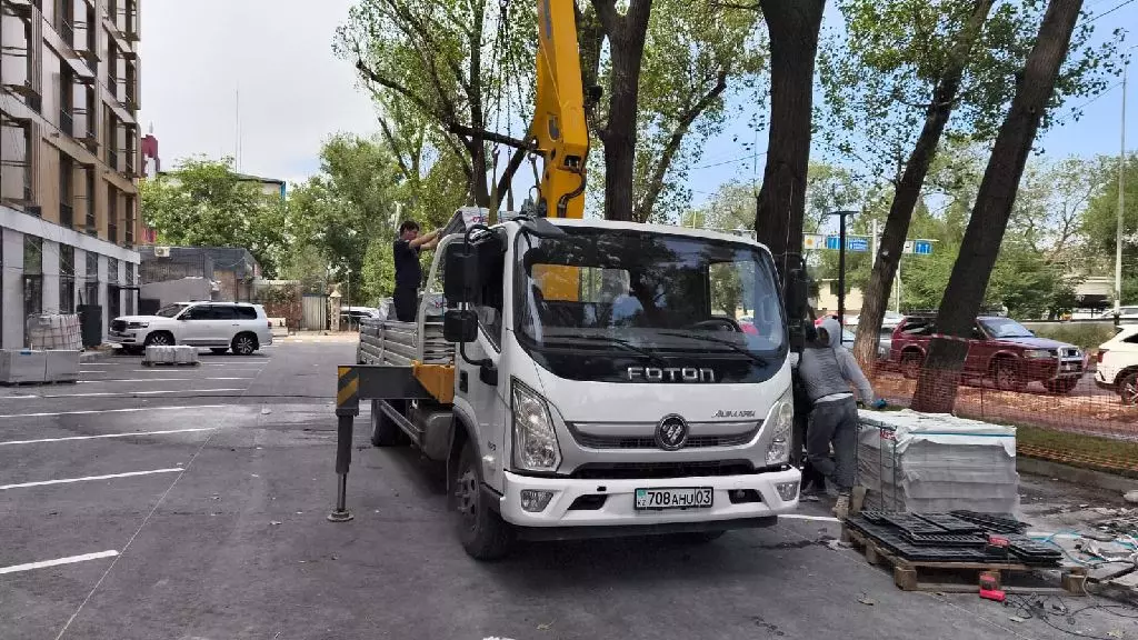 Foton BJ1186, Краны-манипуляторы