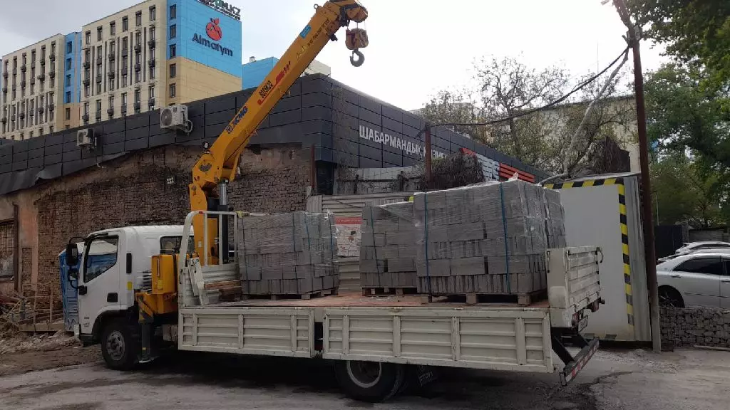 Foton BJ1186, Краны-манипуляторы
