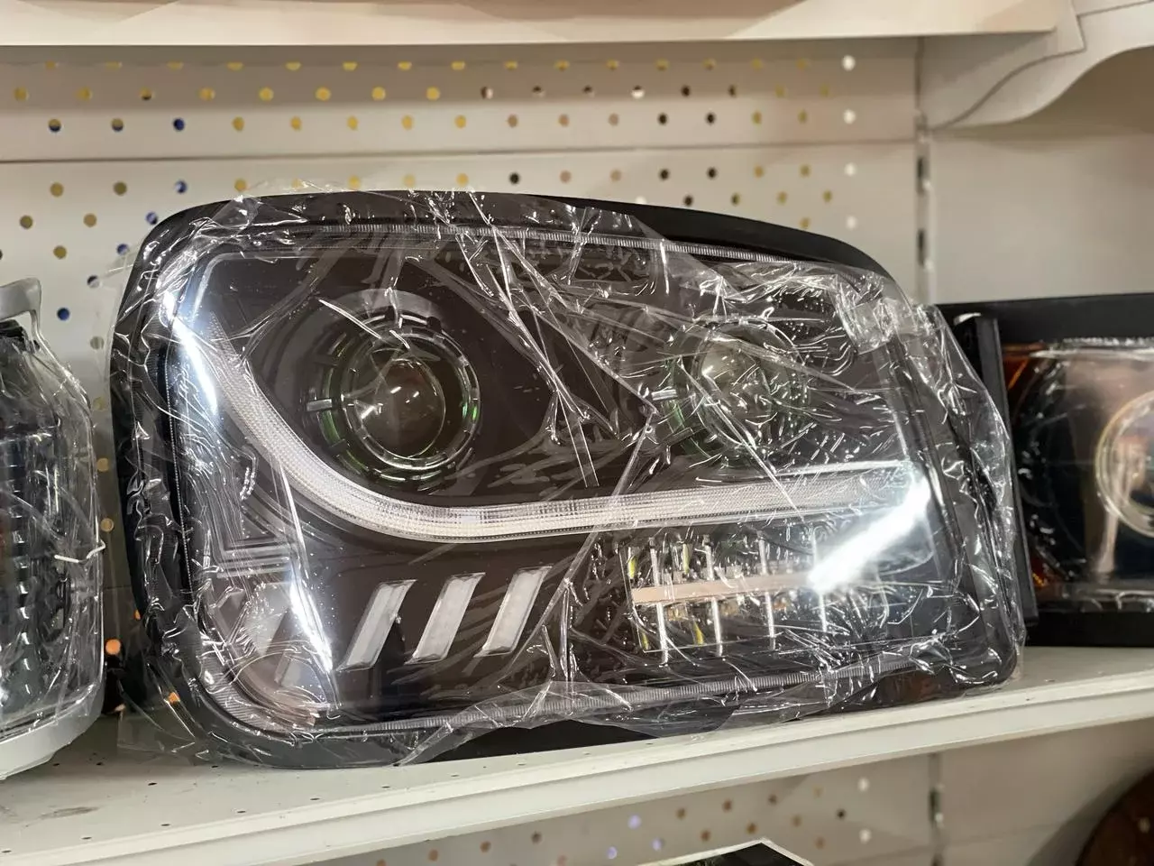 Фара SHAANXI X3000/H3000 самосвал LED левая HFX Код: DZ96189722010