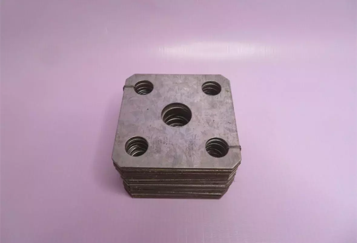Пластина стопорная STEYR балансира (5 отв. квадратная) Код: 99014520265