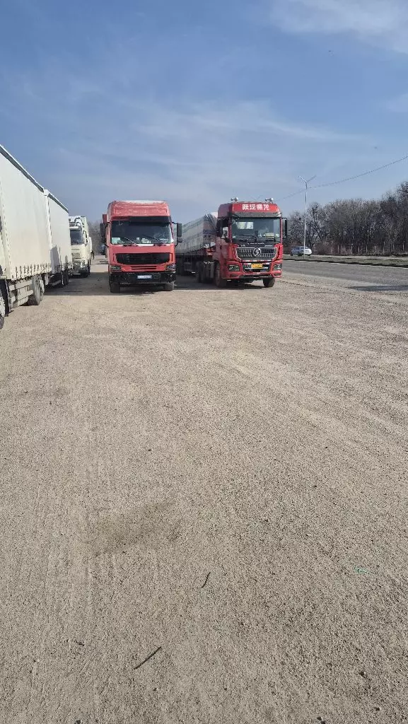 HOWO ZZ3407S3867E, Тралы