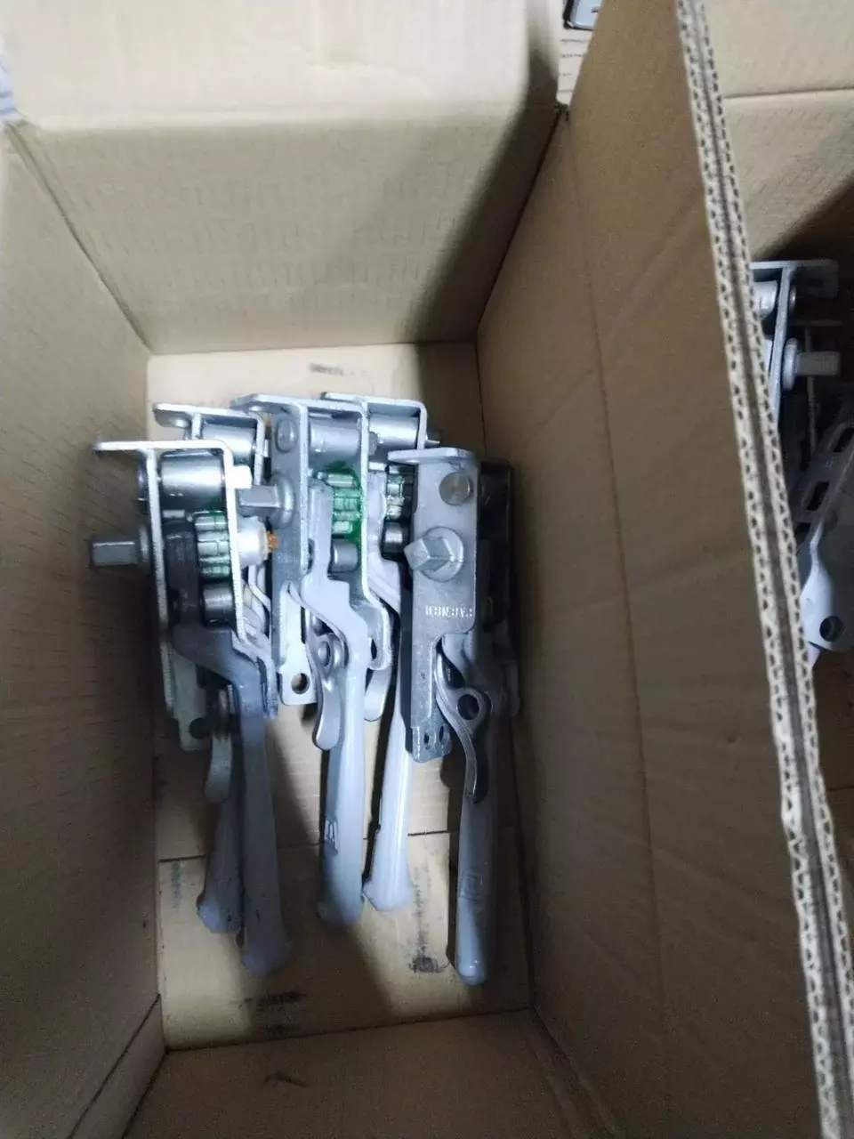Зажимная щеколда задняя правая 505816571 Код: 505816571