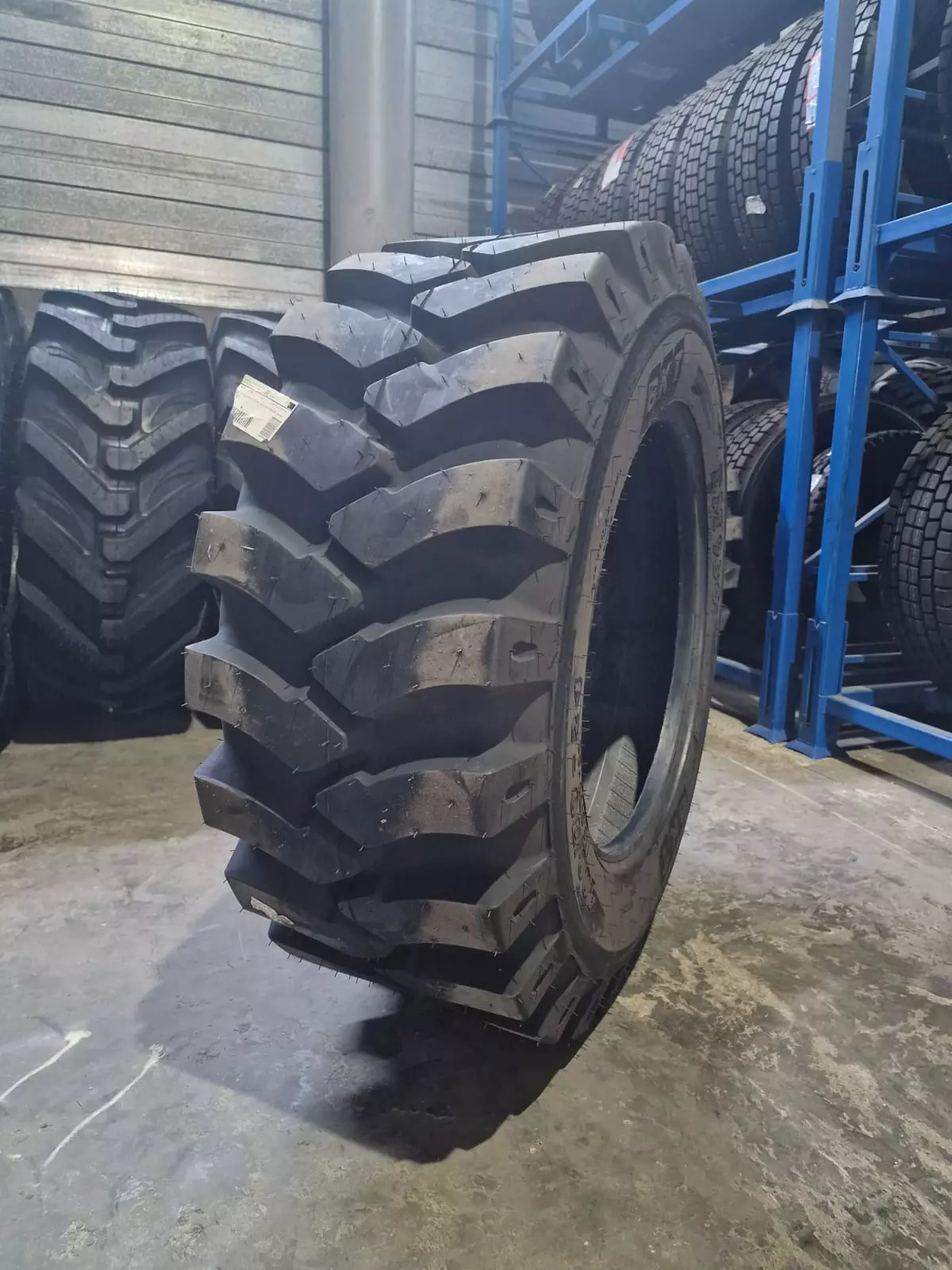 Шина пневматическая 16.0/70-24 (400/70-24) 14PR BKT EM 936 169A2 /152B TL