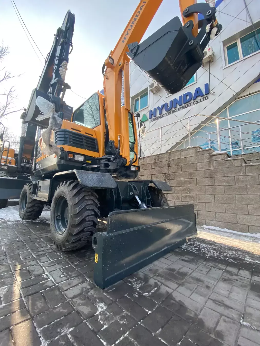 Hyundai R60W-9S