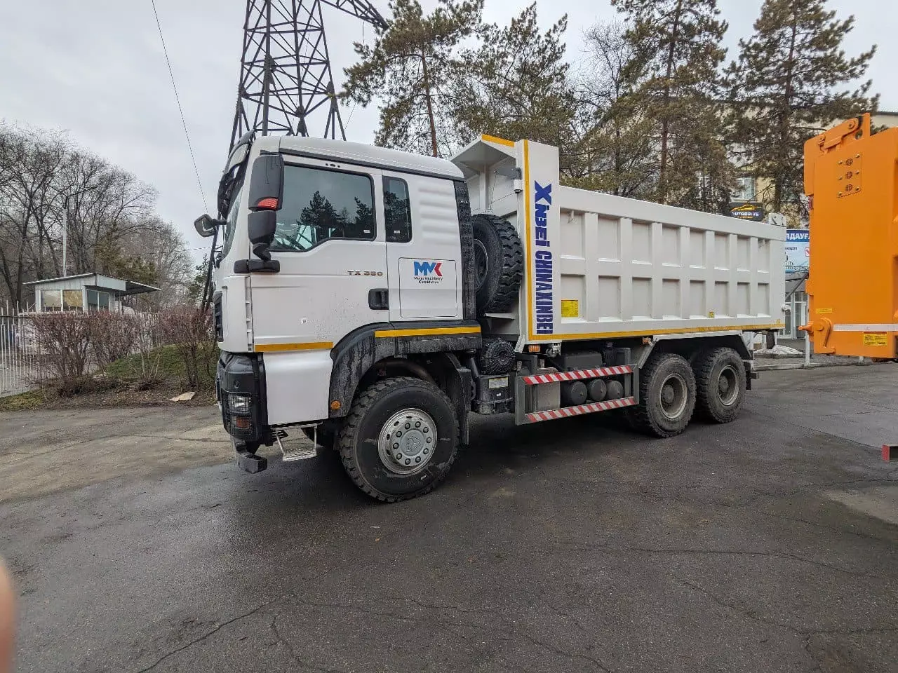 HOWO SX32586T384 Х3000 De Long, Самосвалы