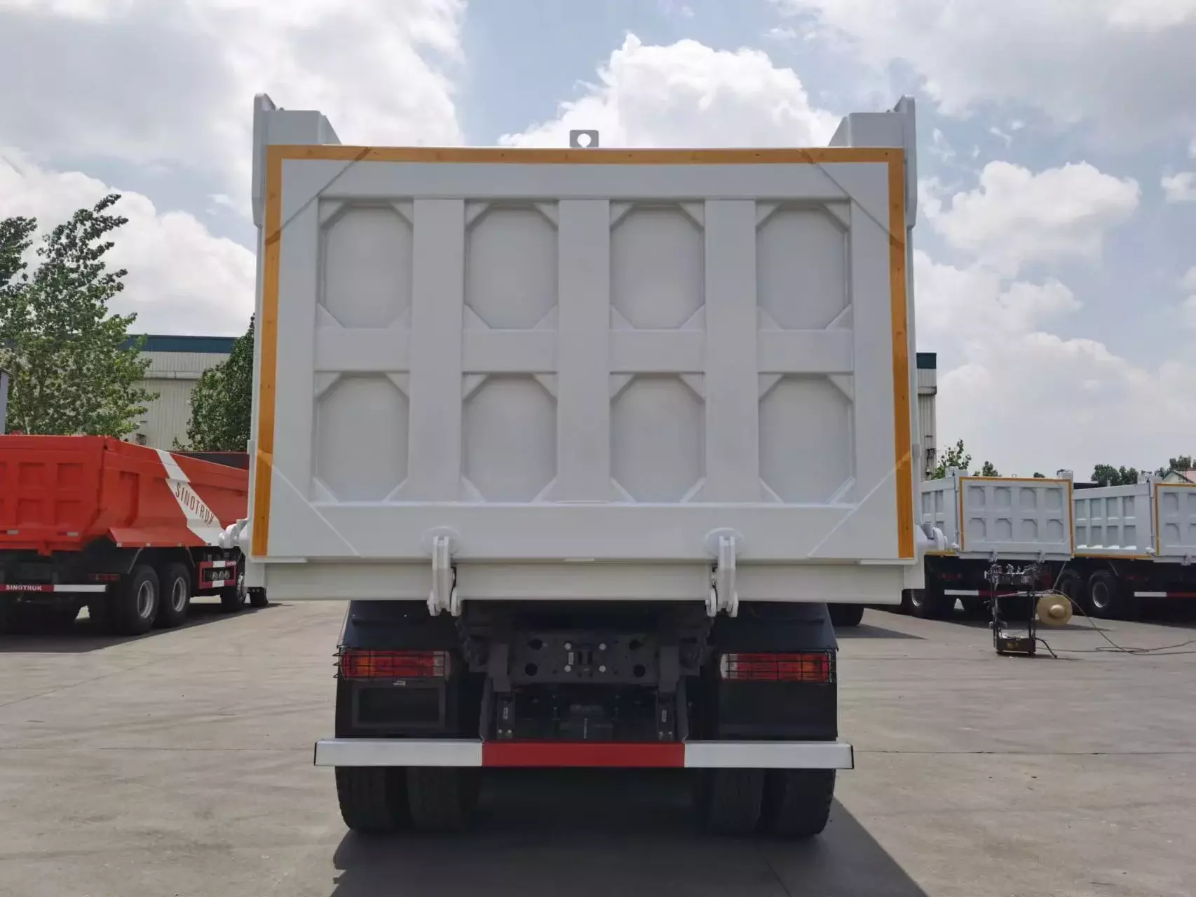 HOWO WP10.380E22, Самосвалы