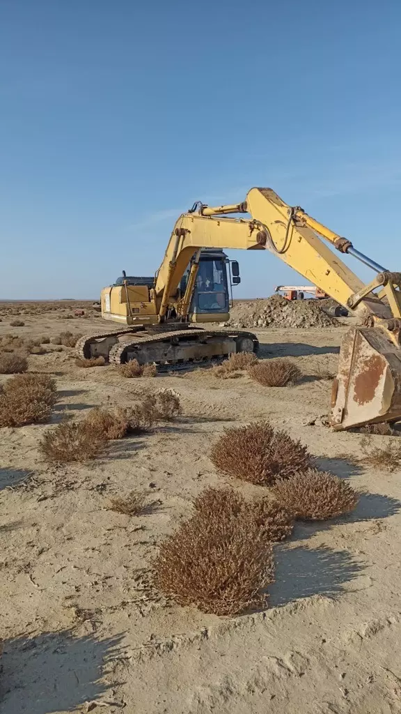 Komatsu PC220, Гусеничные экскаваторы