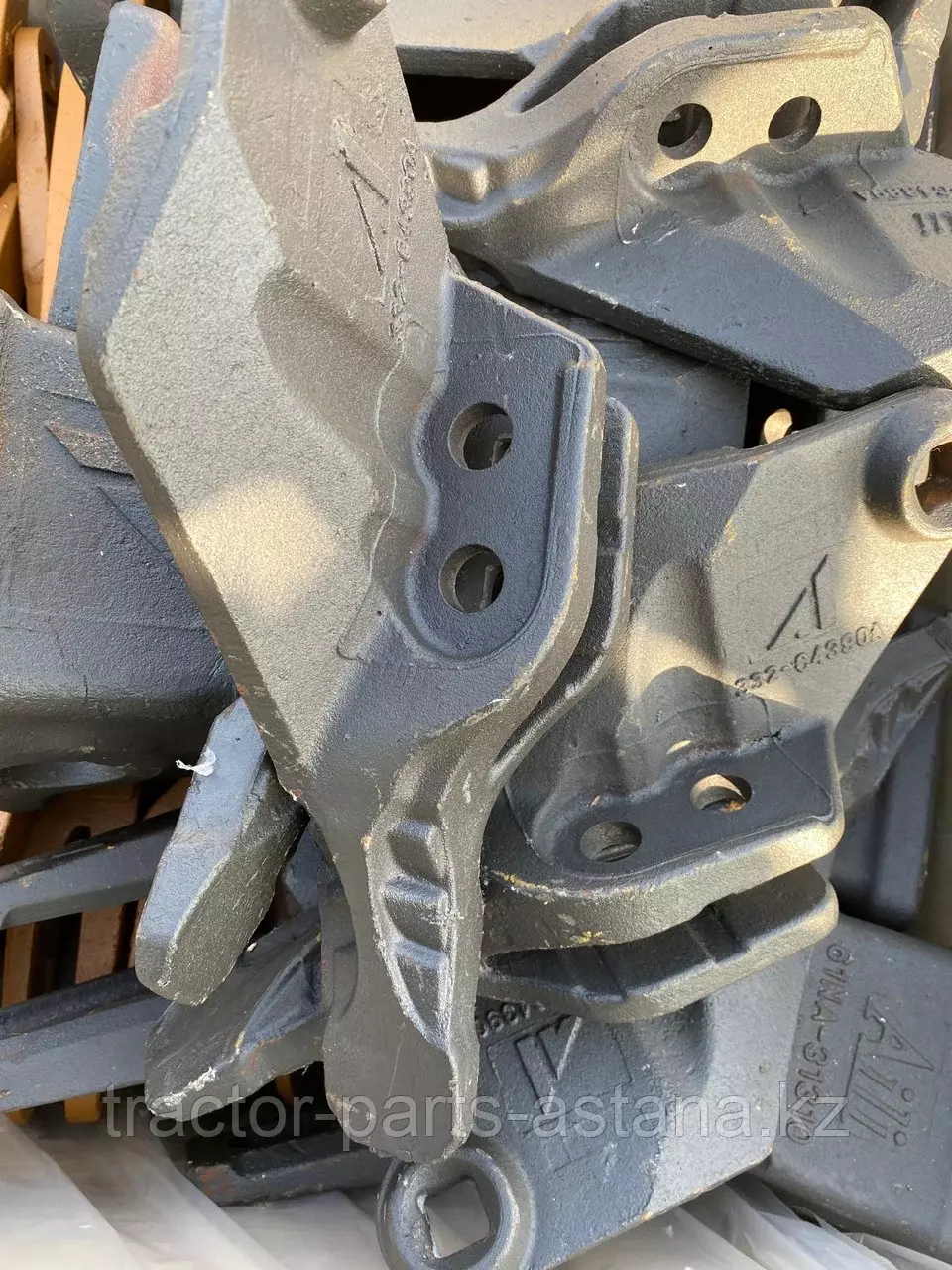 Боковой зуб (бокорез) ковша экскаватора JCB 332-C4389 . 332-C4390