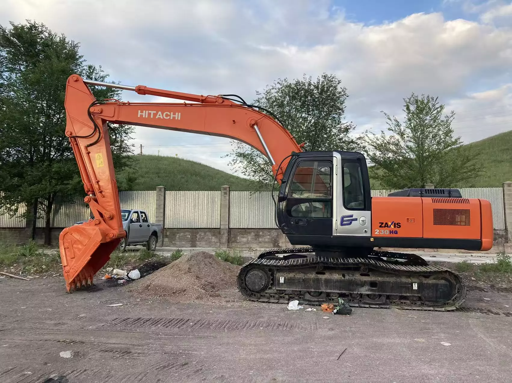 Hitachi ZX230, Гусеничные экскаваторы
