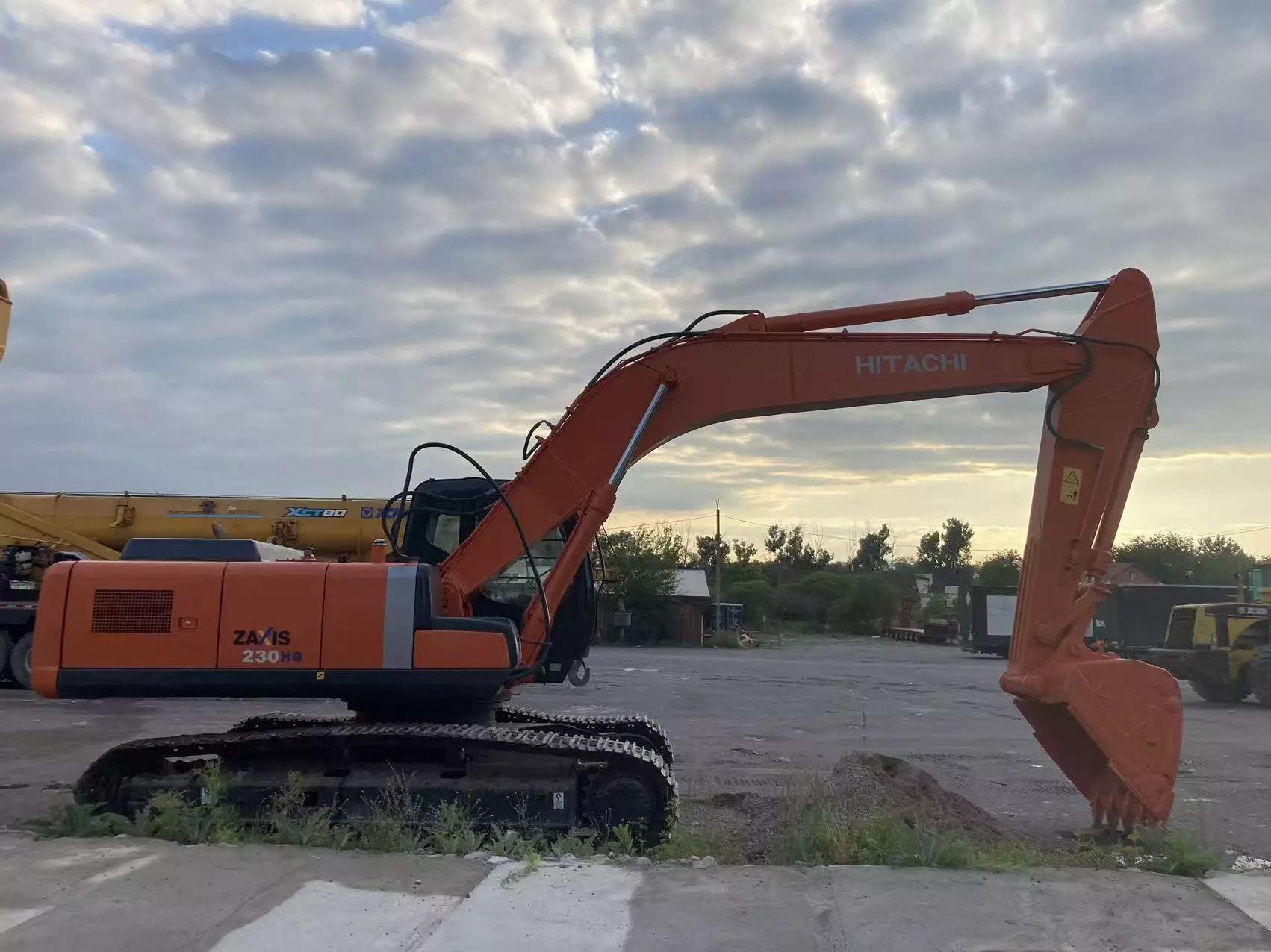 Hitachi ZX230, Гусеничные экскаваторы