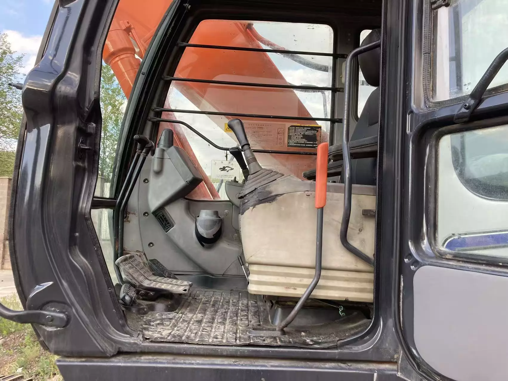 Hitachi ZX230, Гусеничные экскаваторы