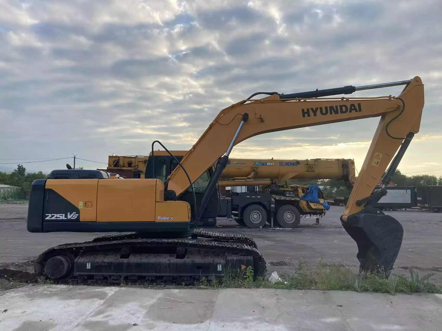 Hyundai R225LC-7, Гусеничные экскаваторы