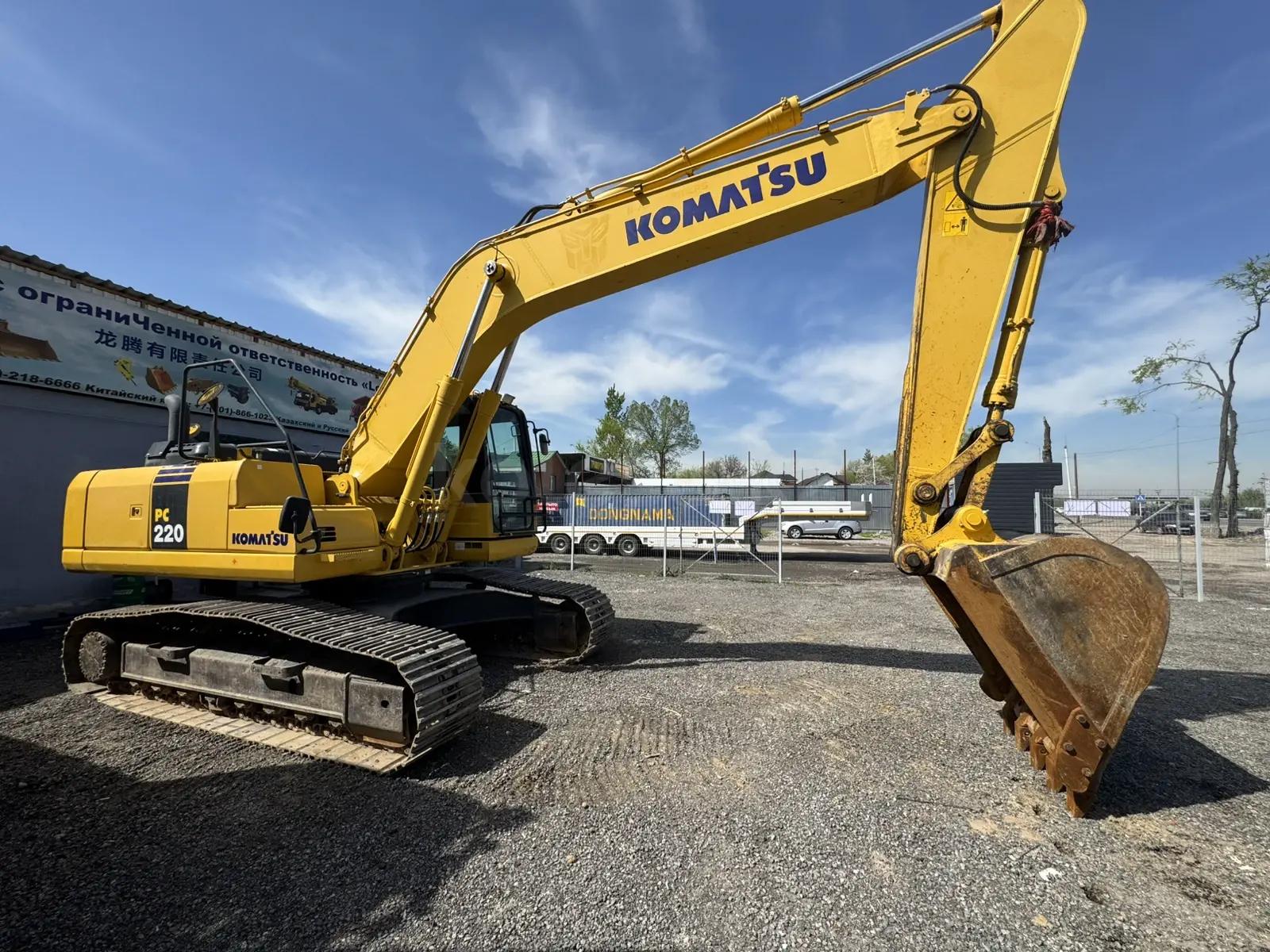 Komatsu PC220-8