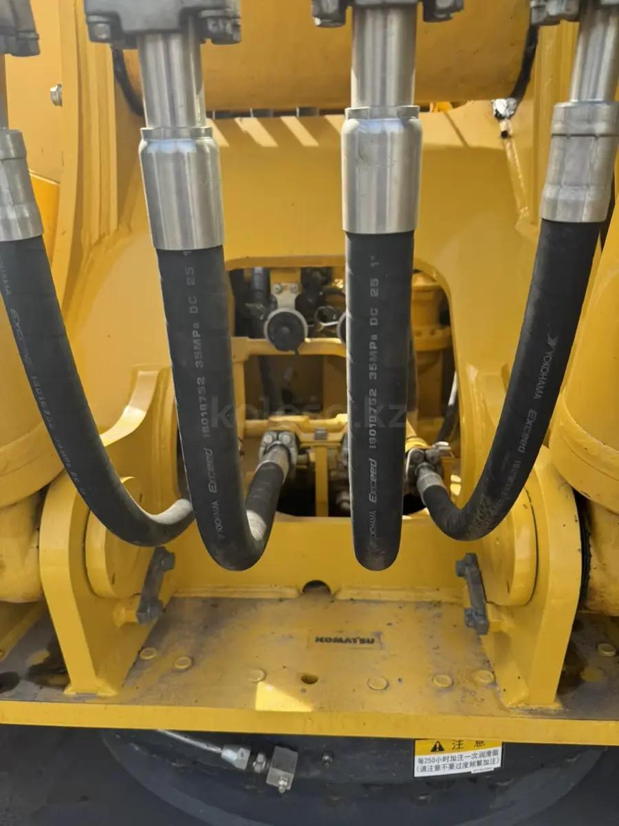 Komatsu PC220-8