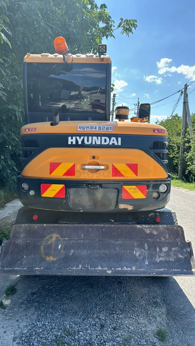 Hyundai HW210