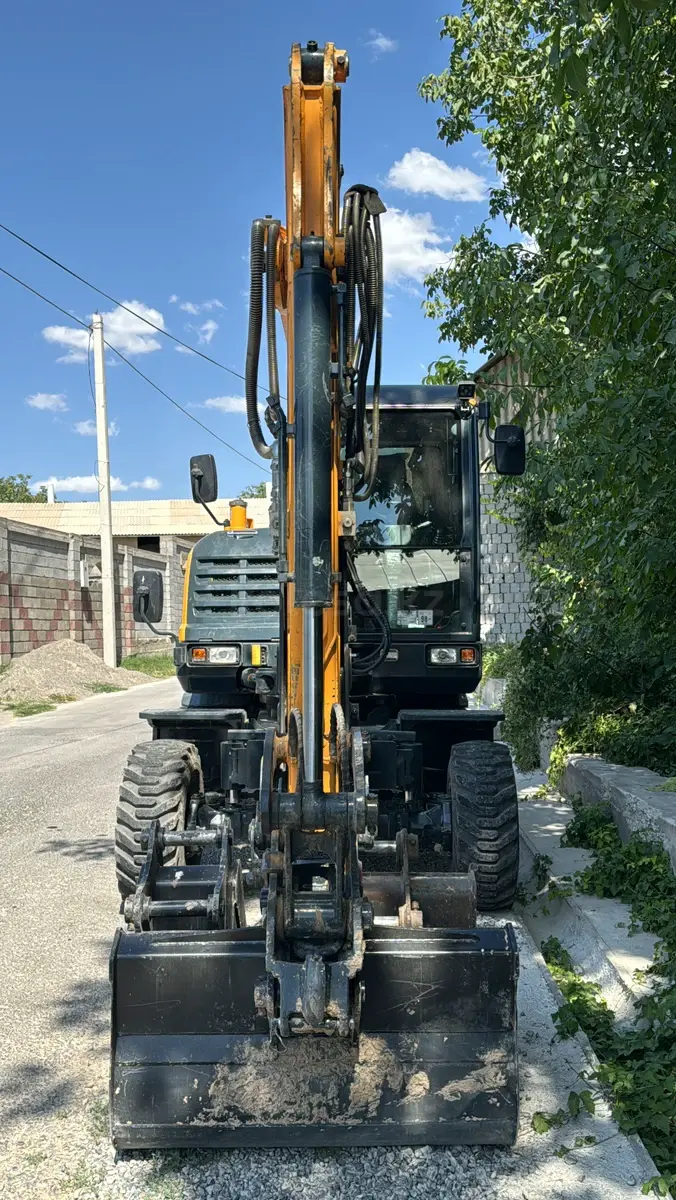 Hyundai HW210