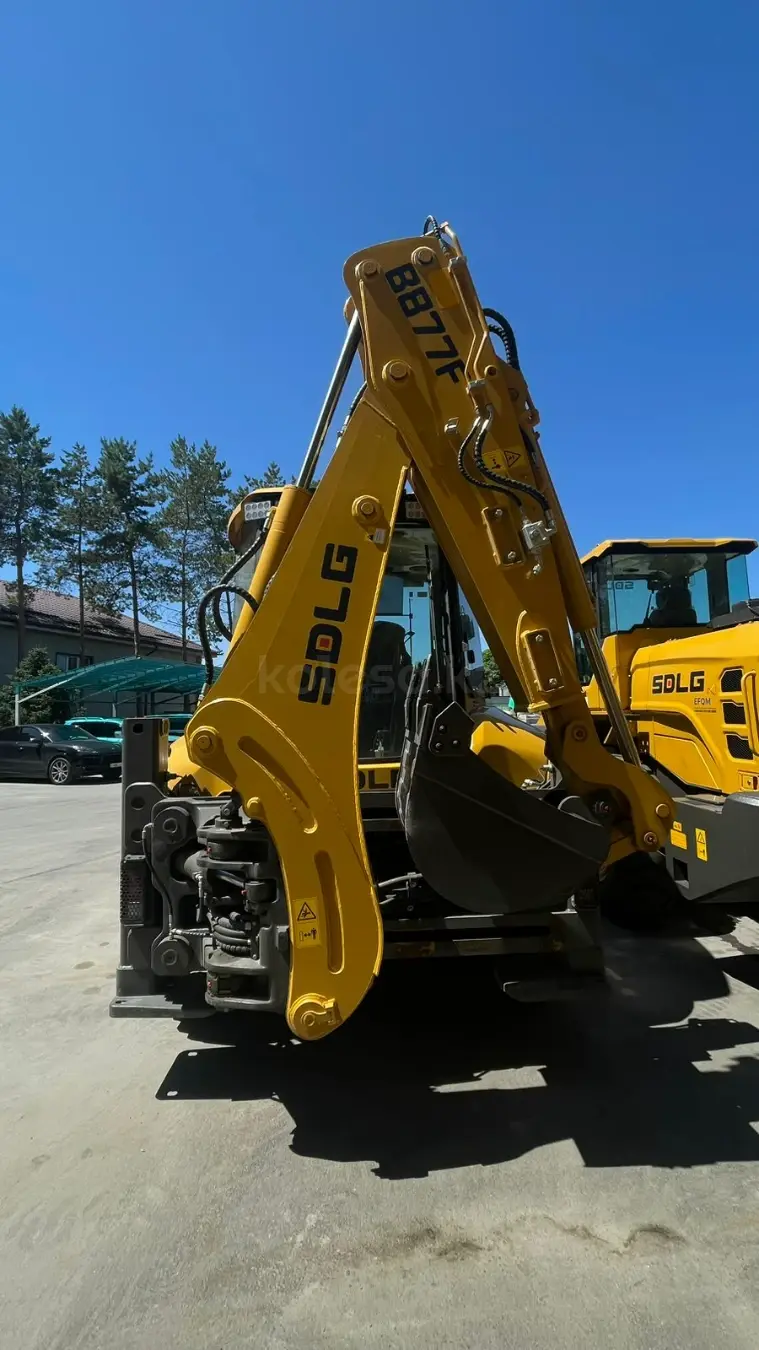 SDLG B877