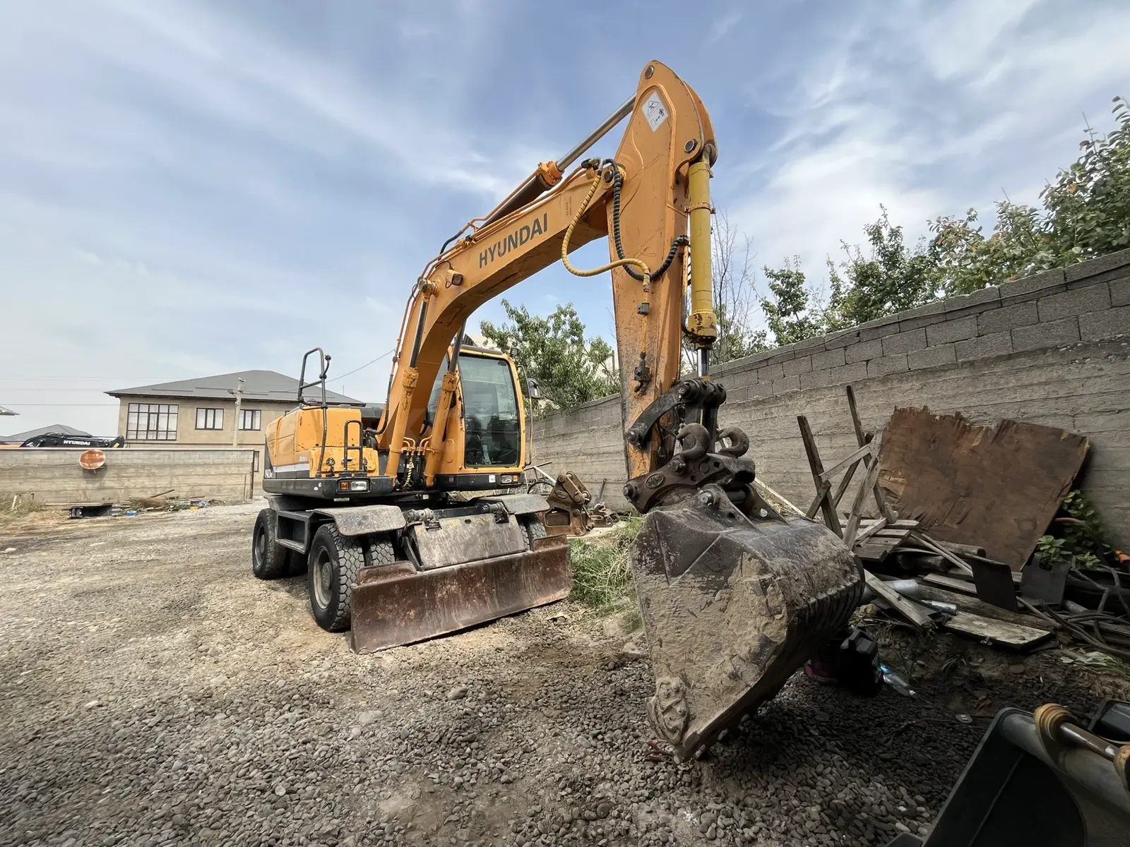 Hyundai R140W-7