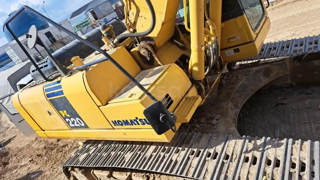 Komatsu PC220
